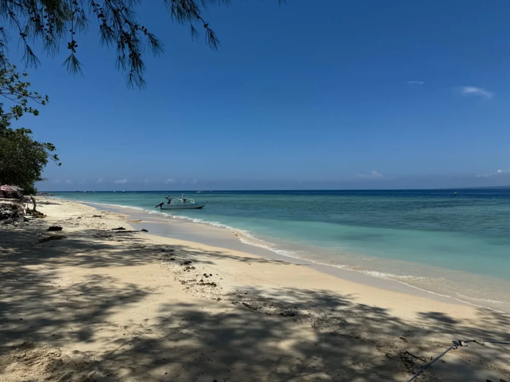 Indonesia per nomadi digitali 18 La spiaggia di Gili Air verso ovest. Febbraio 2024.