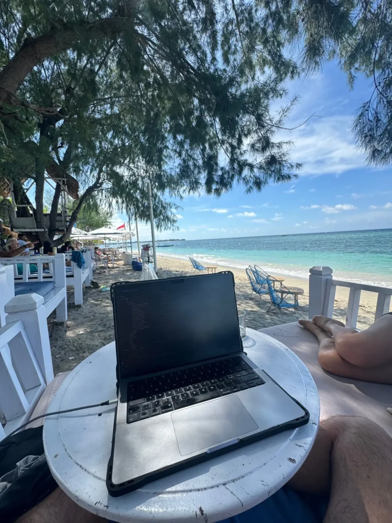 Indonesia per nomadi digitali 20 Il portatile sul tavolino davanti alla spiaggia, a Gili Air. Febbraio 2024.