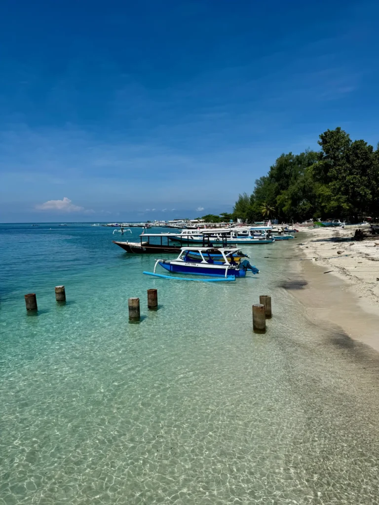 Indonesia per nomadi digitali 21 Le barche davanti a Gili Air, con l’acqua che si tocca per decine di metri. Marzo 2024.
