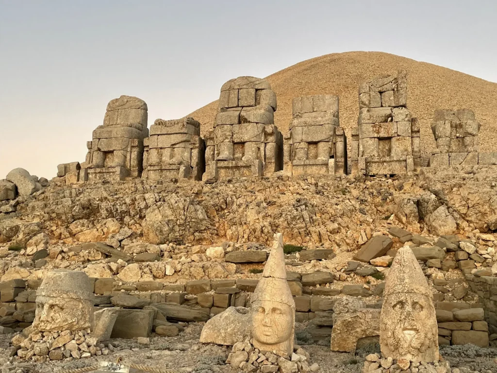 Turchia per nomadi digitali 7 Le teste giganti del Nemrut Dağı, a duemila metri. Luglio 2022.