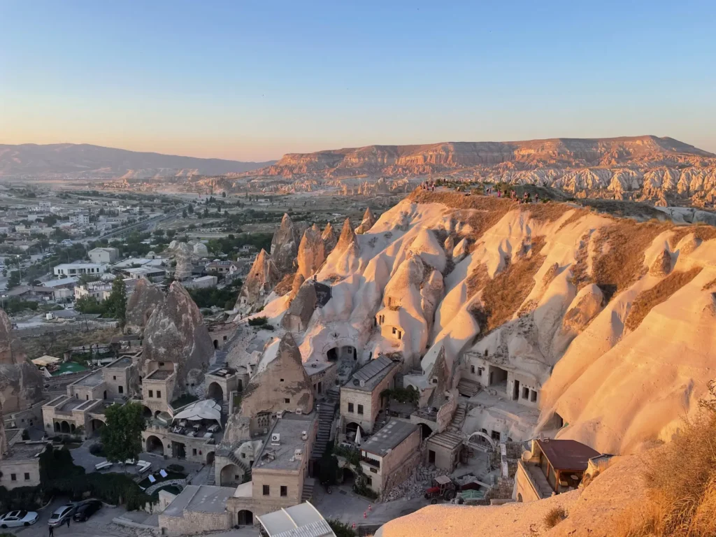 Turchia per nomadi digitali 9 Göreme al tramonto, con le case scavate nella roccia. Luglio 2022.