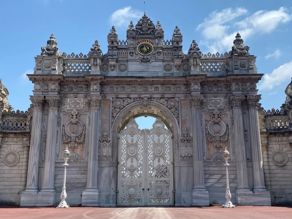 Turchia per nomadi digitali 2 La porta del palazzo di Dolmabahçe, sul Bosforo. Luglio 2022.
