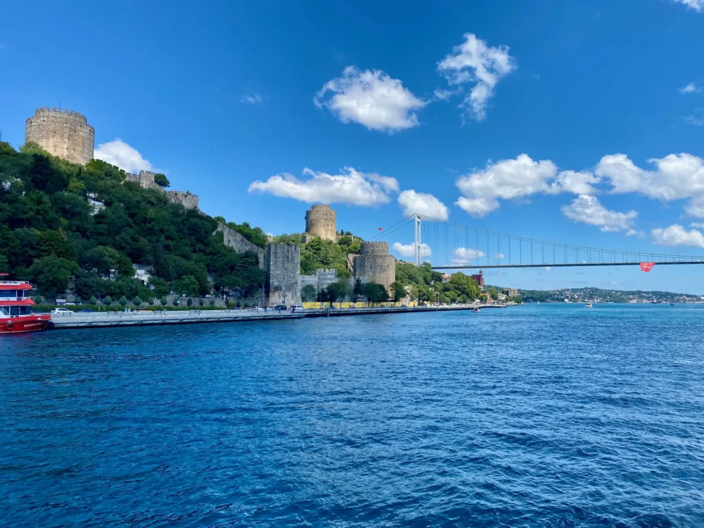 Turchia per nomadi digitali 3 La fortezza di Rumeli Hisarı e il ponte sul Bosforo. Luglio 2022.