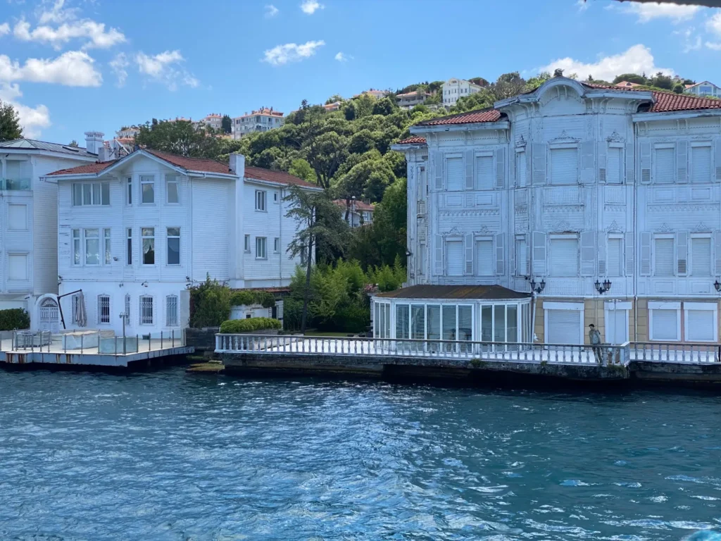 Turchia per nomadi digitali 4 Uno yalı bianco sull’acqua, sulla sponda asiatica. Luglio 2022.