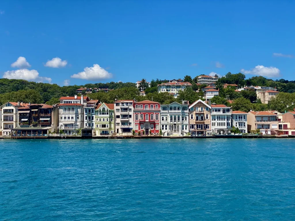 Turchia per nomadi digitali 5 Le case di legno colorate sul Bosforo. Luglio 2022.