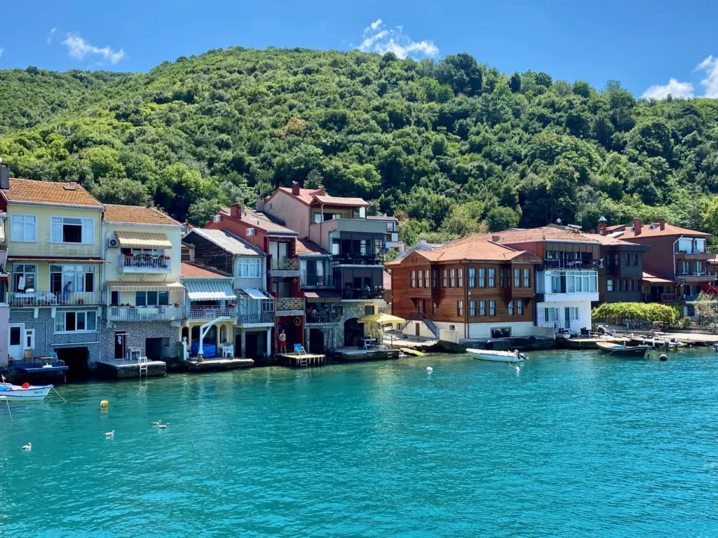 Turchia per nomadi digitali 6 Il Bosforo verso nord, dove si allarga sul Mar Nero. Luglio 2022.