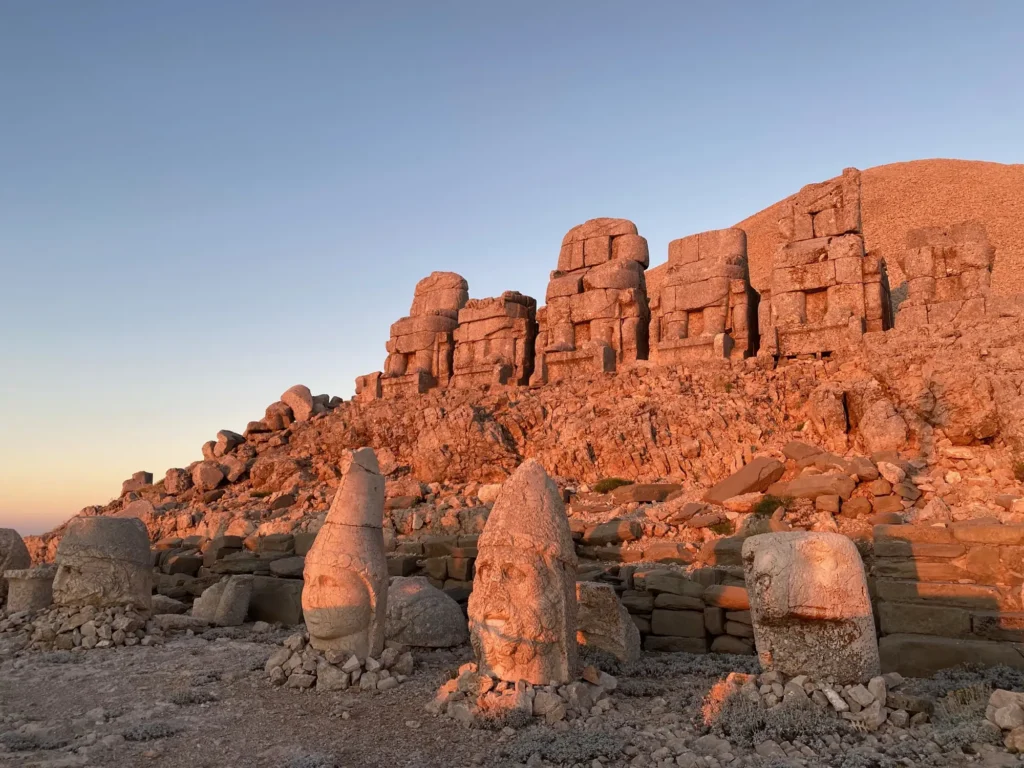 Turchia per nomadi digitali 8 Le statue del Nemrut illuminate dal sole che sorge. Luglio 2022.