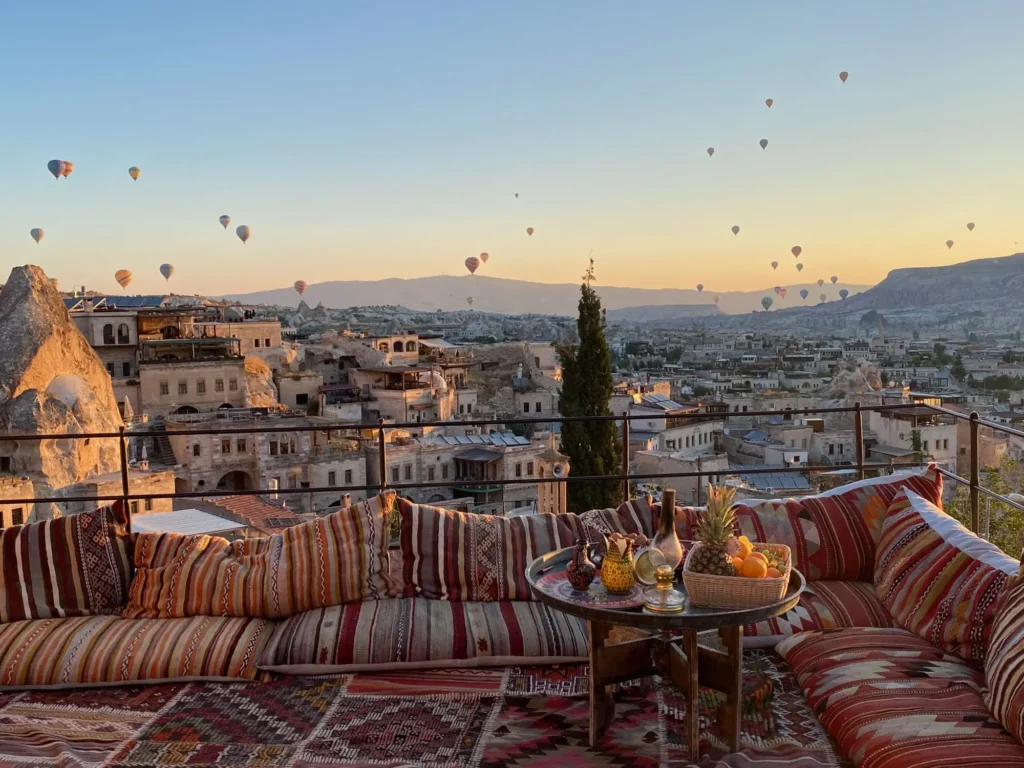 Turchia per nomadi digitali 11 Una terrazza di Göreme all’alba, coi tappeti e le mongolfiere. Luglio 2022.