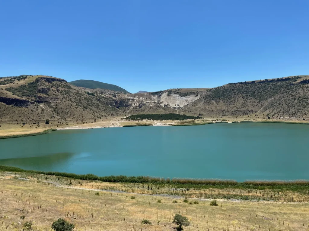 Turchia per nomadi digitali 12 Il lago vulcanico di Narlıgöl, sull’altopiano. Luglio 2022.
