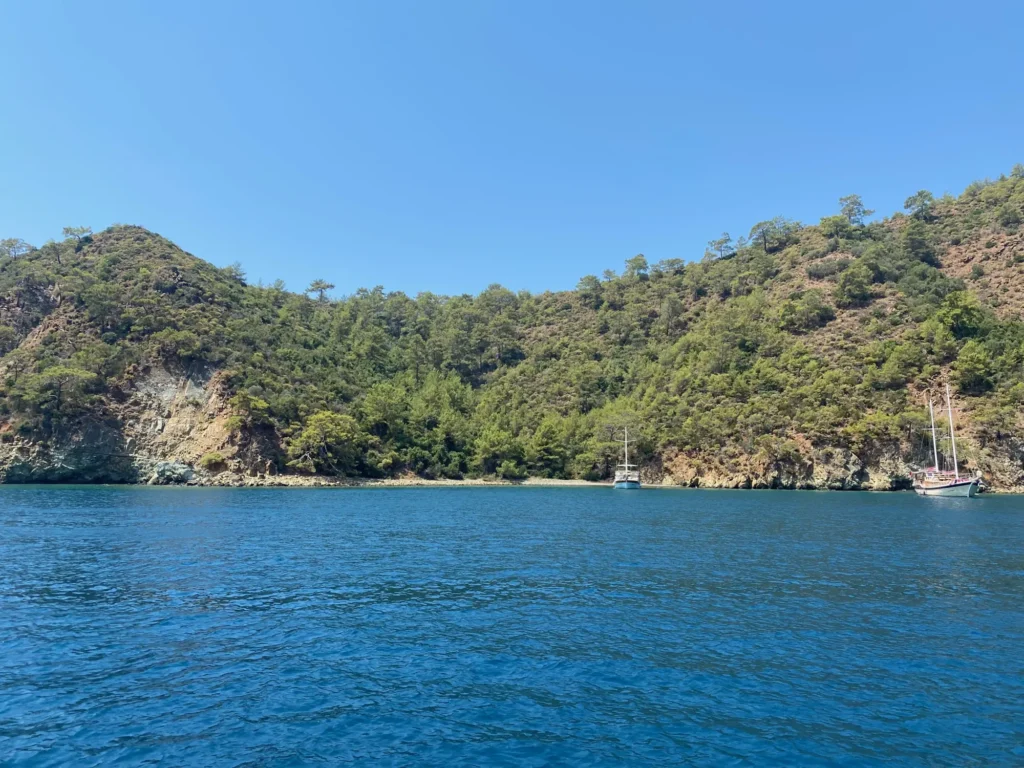 Turchia per nomadi digitali 14 Una baia del golfo di Fethiye, con i caicchi all’ancora. Agosto 2022.