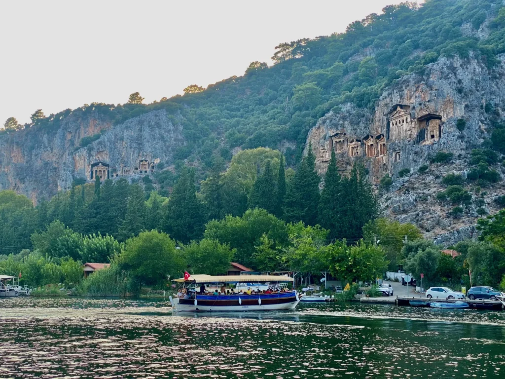 Turchia per nomadi digitali 16 Le tombe rupestri licie sopra il fiume di Dalyan. Agosto 2022.