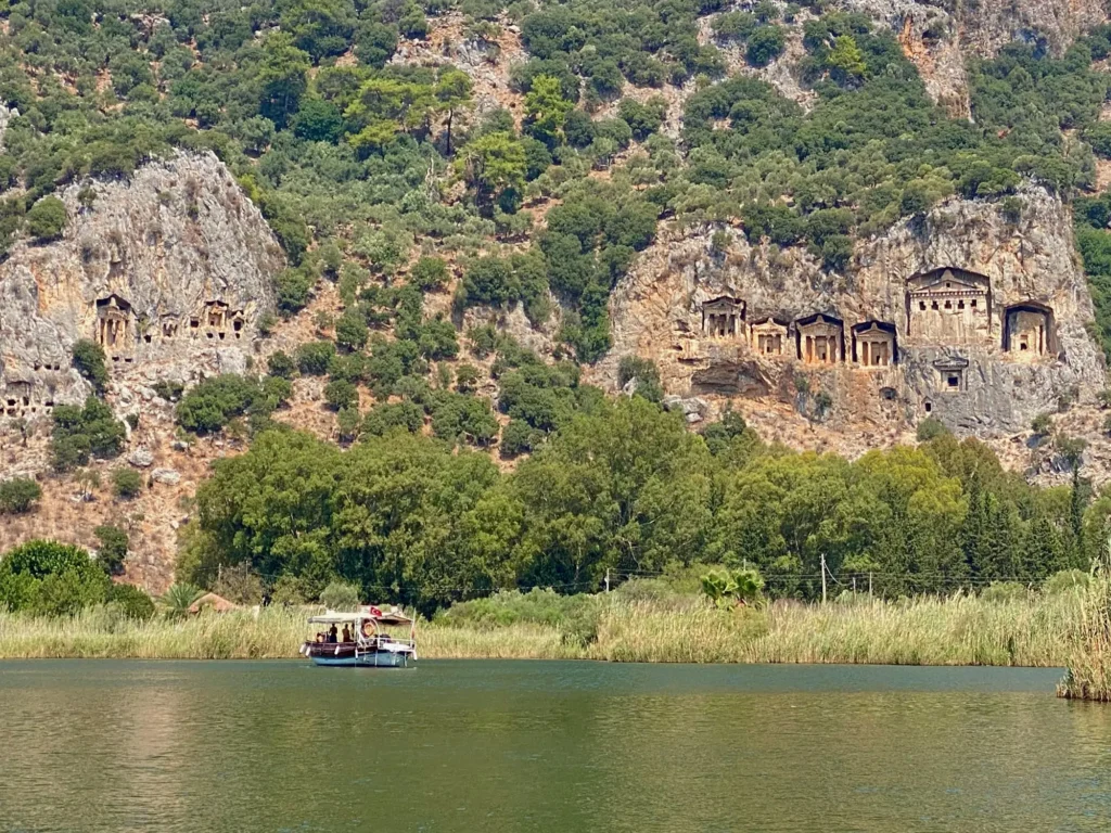 Turchia per nomadi digitali 17 Le facciate scavate nella roccia, dall’acqua. Agosto 2022.