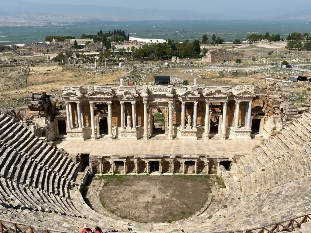 Turchia per nomadi digitali 19 Il teatro romano di Hierapolis, sopra Pamukkale. Agosto 2022.