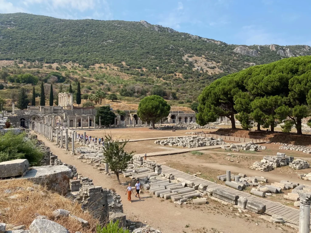 Turchia per nomadi digitali 21 La via dei Cureti, dall’alto di Efeso. Agosto 2022.