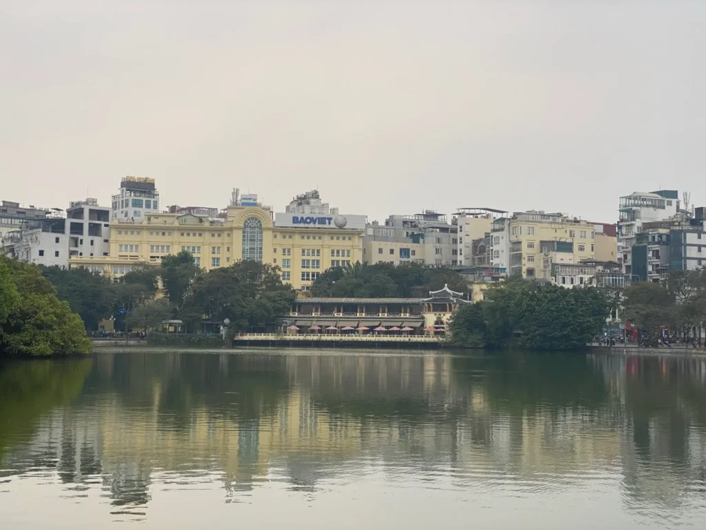 Vietnam per nomadi digitali 2 Il lago Hoàn Kiếm, Hanoi, marzo 2024