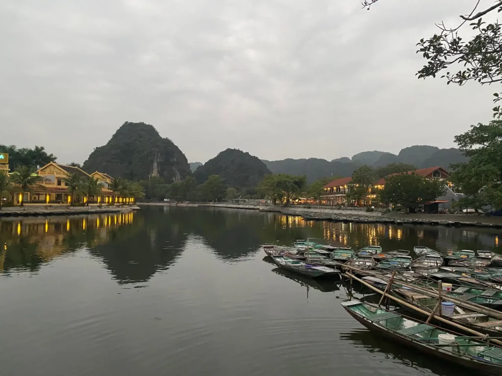 Vietnam per nomadi digitali 3 Le barche di Tam Cốc all’alba, Ninh Bình, marzo 2024