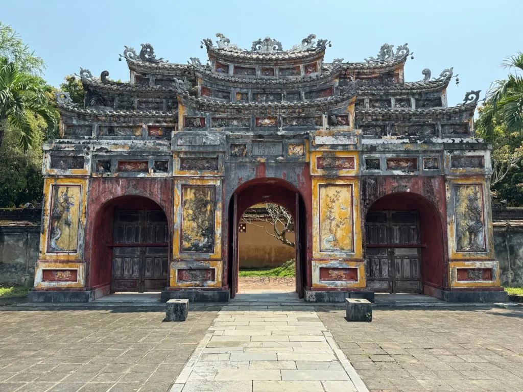 Vietnam per nomadi digitali 7 Una porta della cittadella, Huế, marzo 2024