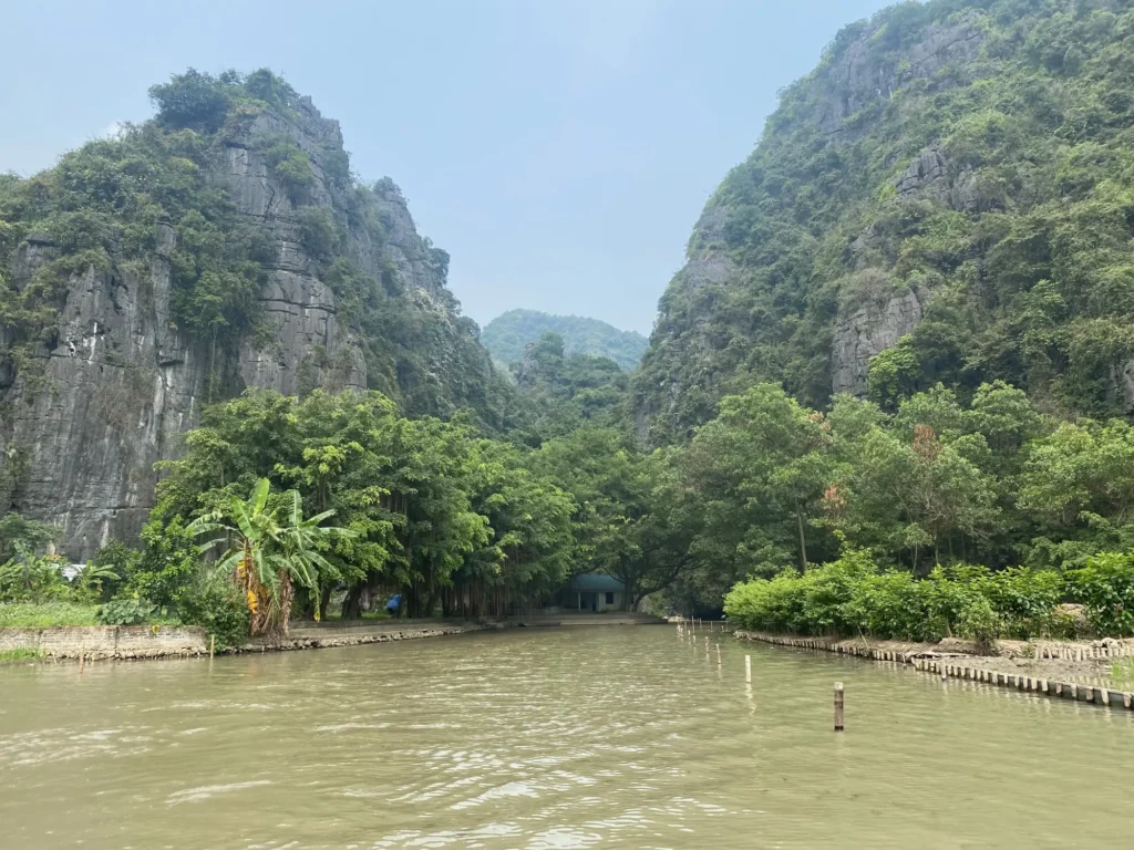 Vietnam per nomadi digitali 9 Le falesie sul fiume, Ninh Bình, marzo 2024