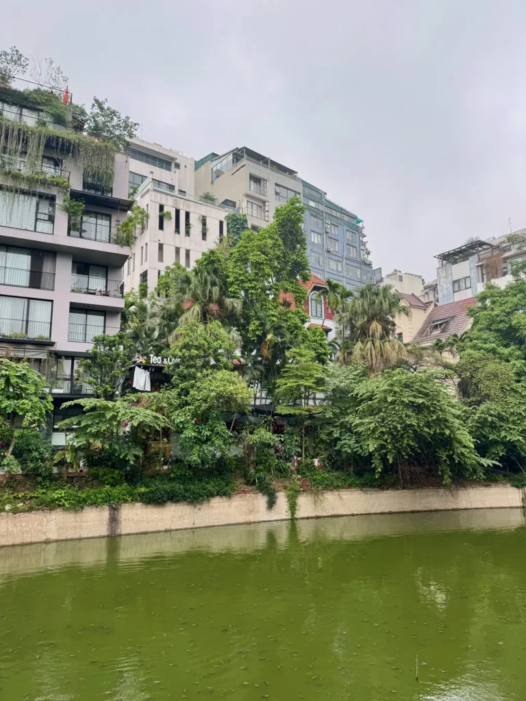 Vietnam per nomadi digitali 16 Un canale di Hanoi, marzo 2026