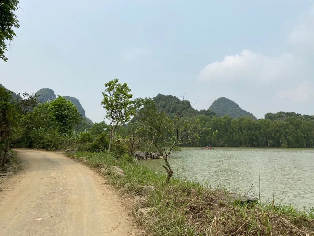 Vietnam per nomadi digitali 18 Il sentiero lungo il lago, Ninh Bình, marzo 2024